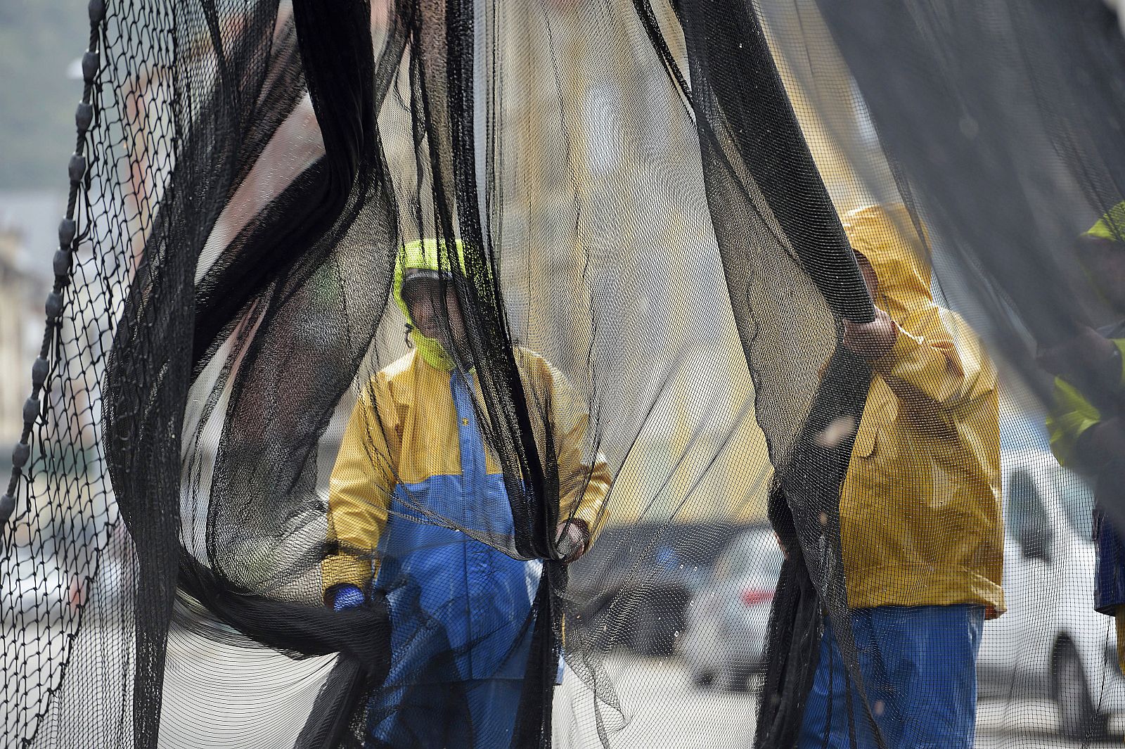 Imagen de archivo de dos pescadores en Santoña (Cantabria)