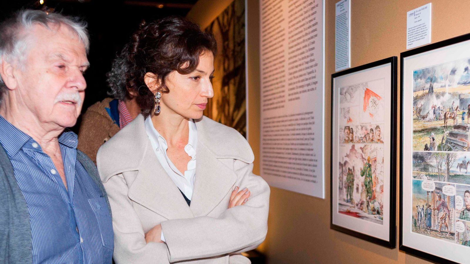 La ministra de cultura francesa, Audrey Azoulay, y Hermann Huppen presidente del Festival del Cómic de Angulema