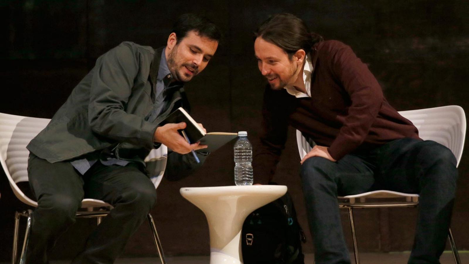 Alberto Garzón, junto a Pablo Iglesias, antes de un debate sobre el papel de las confluencias