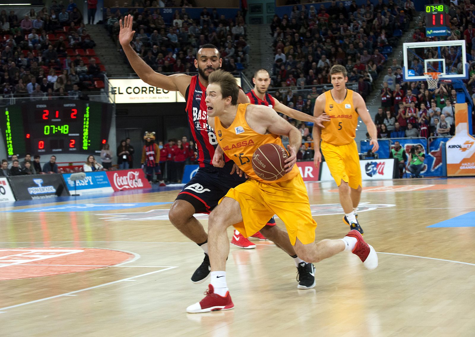Koponen avanza seguido del alero húngaro del Baskonia Adam Hanga.
