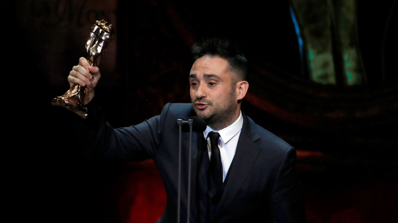El director Juan Antonio Bayona con el premio a mejor dirección por 'Un monstruo viene a verme' durante la gala de los IX Premios Gaudí de Cine en el Auditori del Forum de Barcelona.