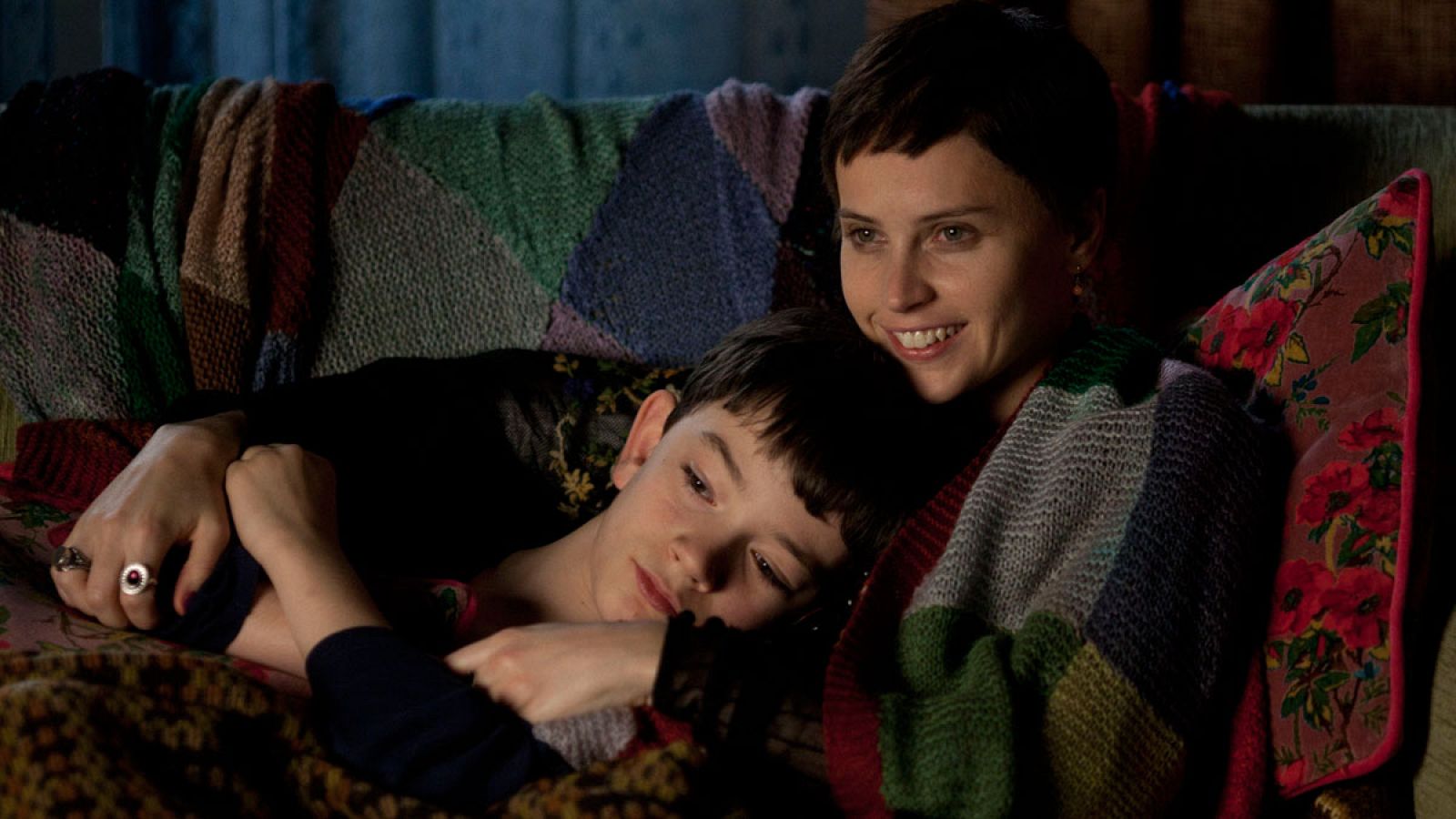 Lewis MacDougall y Felicity Jones, dos de los actores de 'Un monstruo viene a verme'