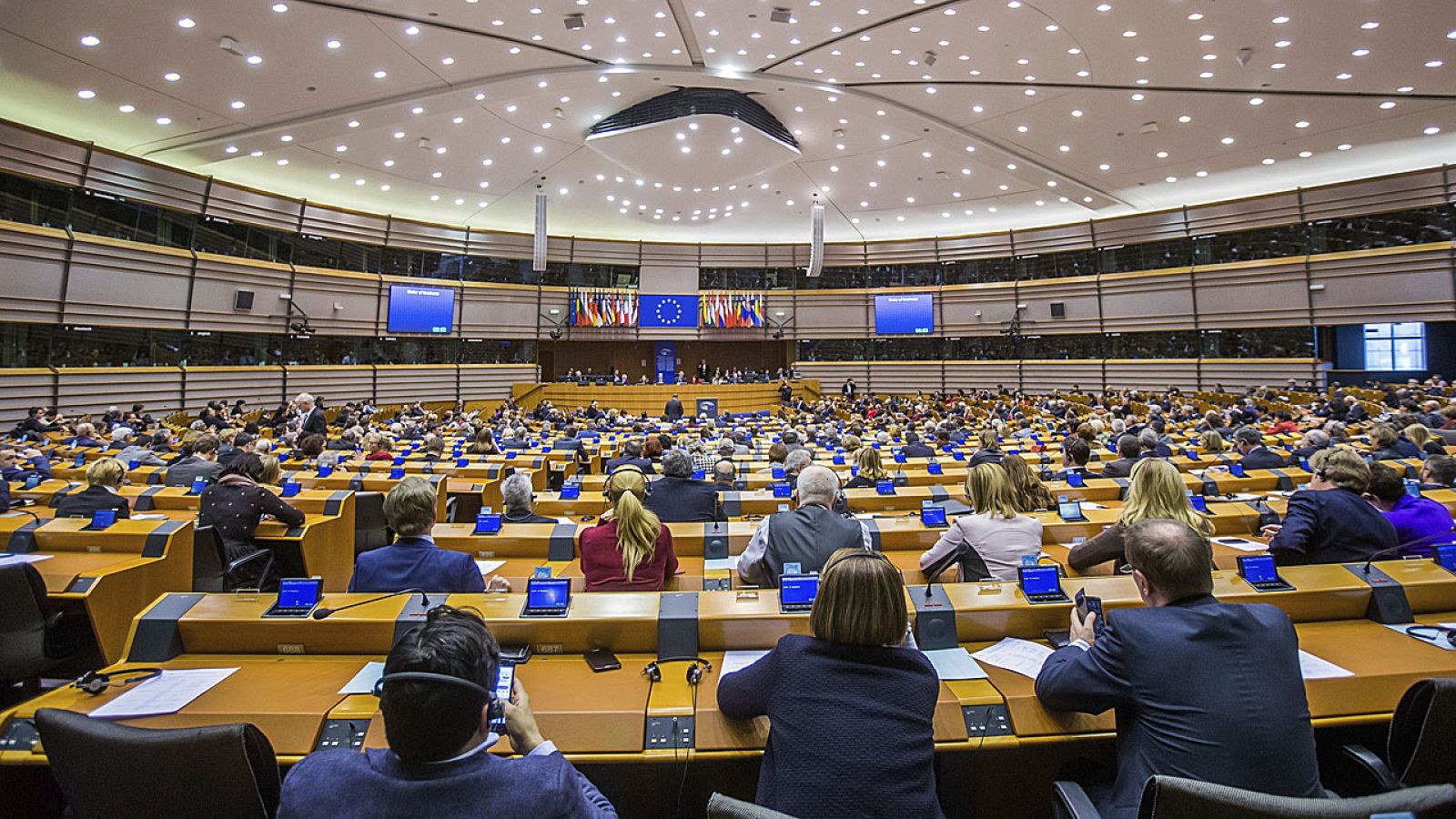 Los eurodiputados escuchan al presidente del Parlamento Europeo, Antonio Tajani, durante su primera asistencia a una sesión plenaria del PE en Bruselas.