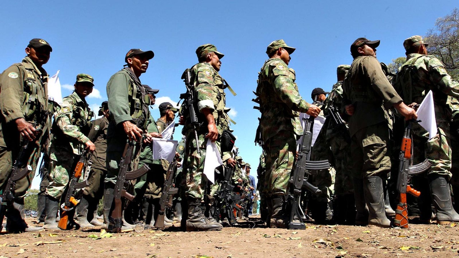 Varios guerrilleros de la FARC aguardan en Pondores tras acudir a un campamento de desmovilización