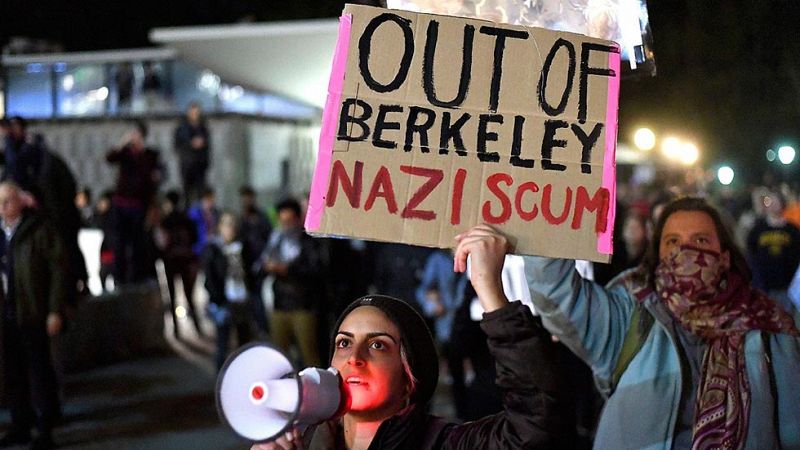 Disturbios en la universidad californiana de Berkeley contra el director de una web racista