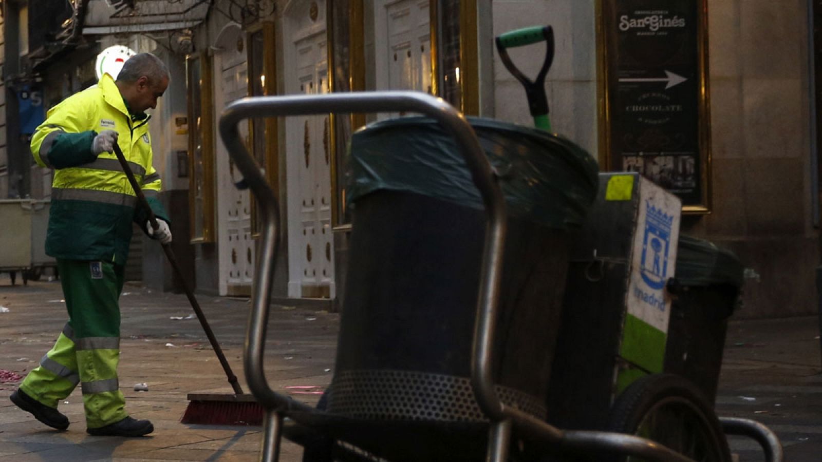 Un operario de los servicios de limpieza de Madrid en una imagen de archivo