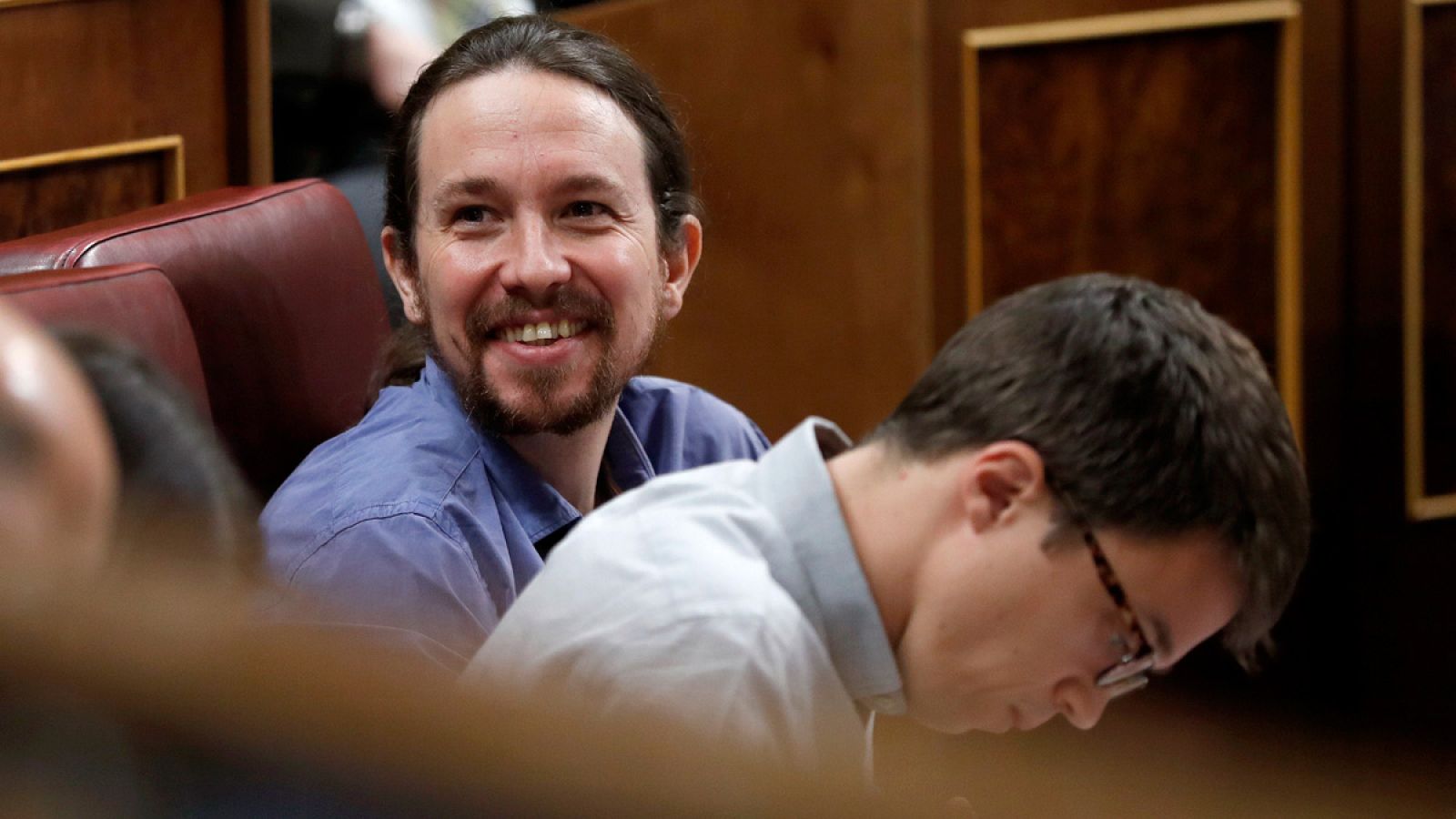 Pablo Iglesias, junto a su número dos, Iñigo Errejón, en el Congreso de los Diputados