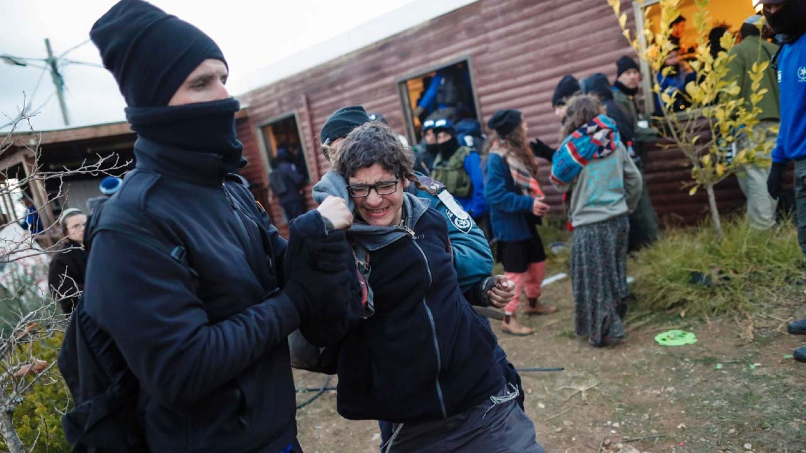 Un colono judía intenta resistir el desalojo del asentamiento de Amoná, en Cisjordania.