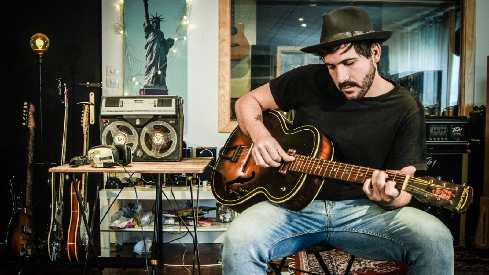 Imagen promocional de Capitán Cobarde para su nuevo disco, 'Carretera vieja'