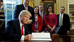 Trump firma órdenes para dar marcha atrás a la reforma financiera de Obama