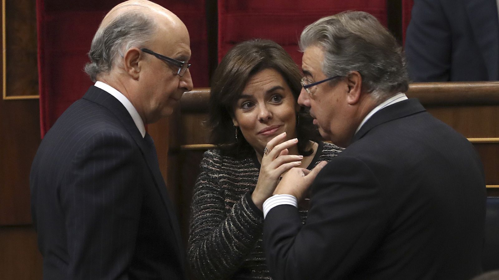 La vicepresidenta del Gobierno, Soraya Sáenz de Santamaría, junto con el ministro de Hacienda, Cristóbal Montoro y el de Interior, Juan Ignacio Zoido