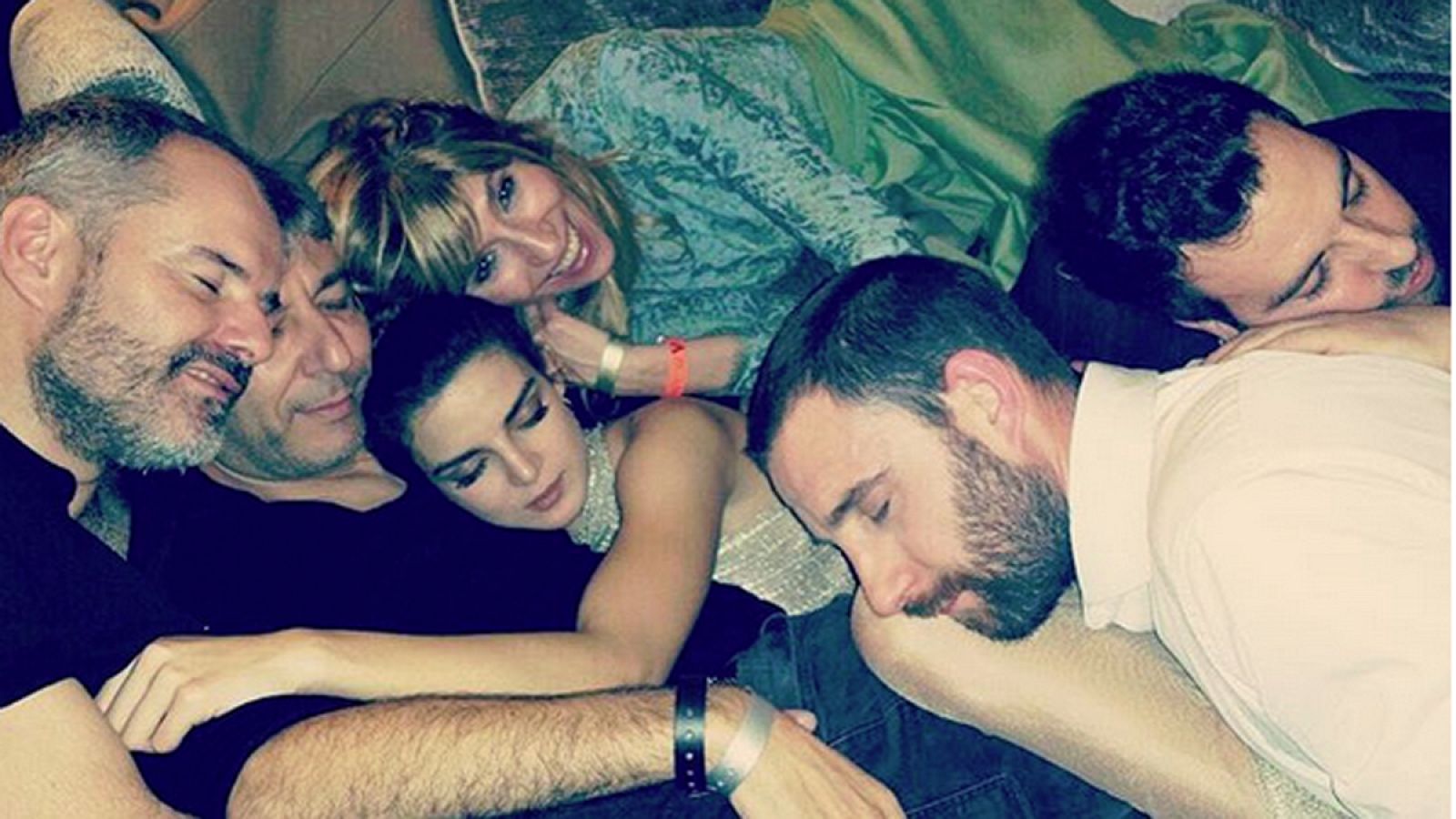 Dani Rovira, presentador de los Goya, junto a los actores Clara Lago y Rafa Villena y otros amigos tras la ceremonia.