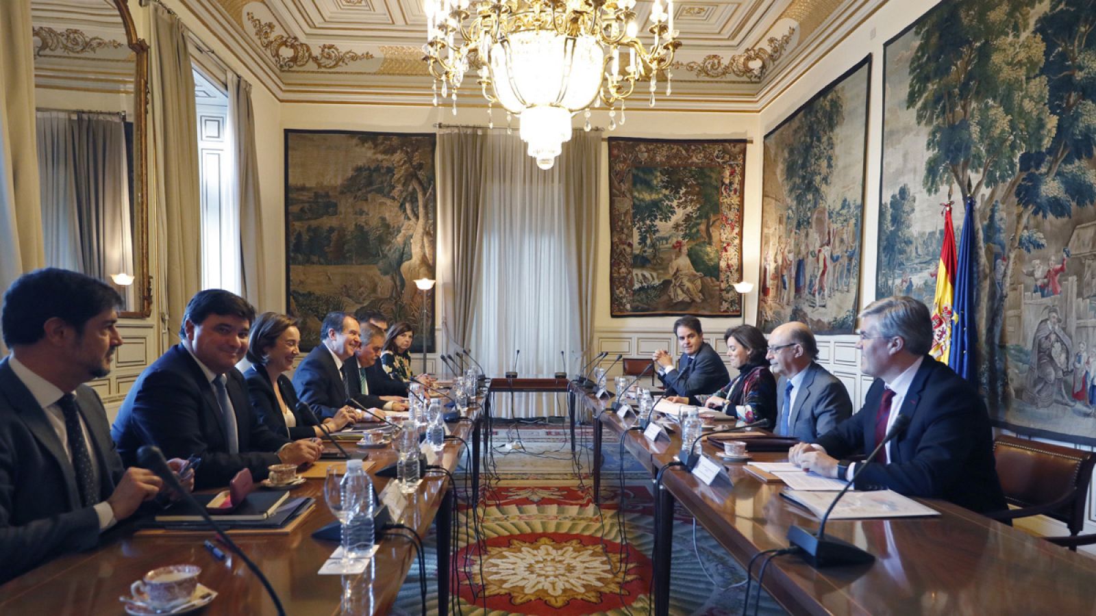 La vicepresidenta del Gobierno y ministra para las Administraciones Territoriales, Soraya Sáenz de Santamaría, y el ministro de Hacienda, Cristóbal Montoro, durante la reunión que han mantenido con el presidente de la FEMP, Abel Caballero