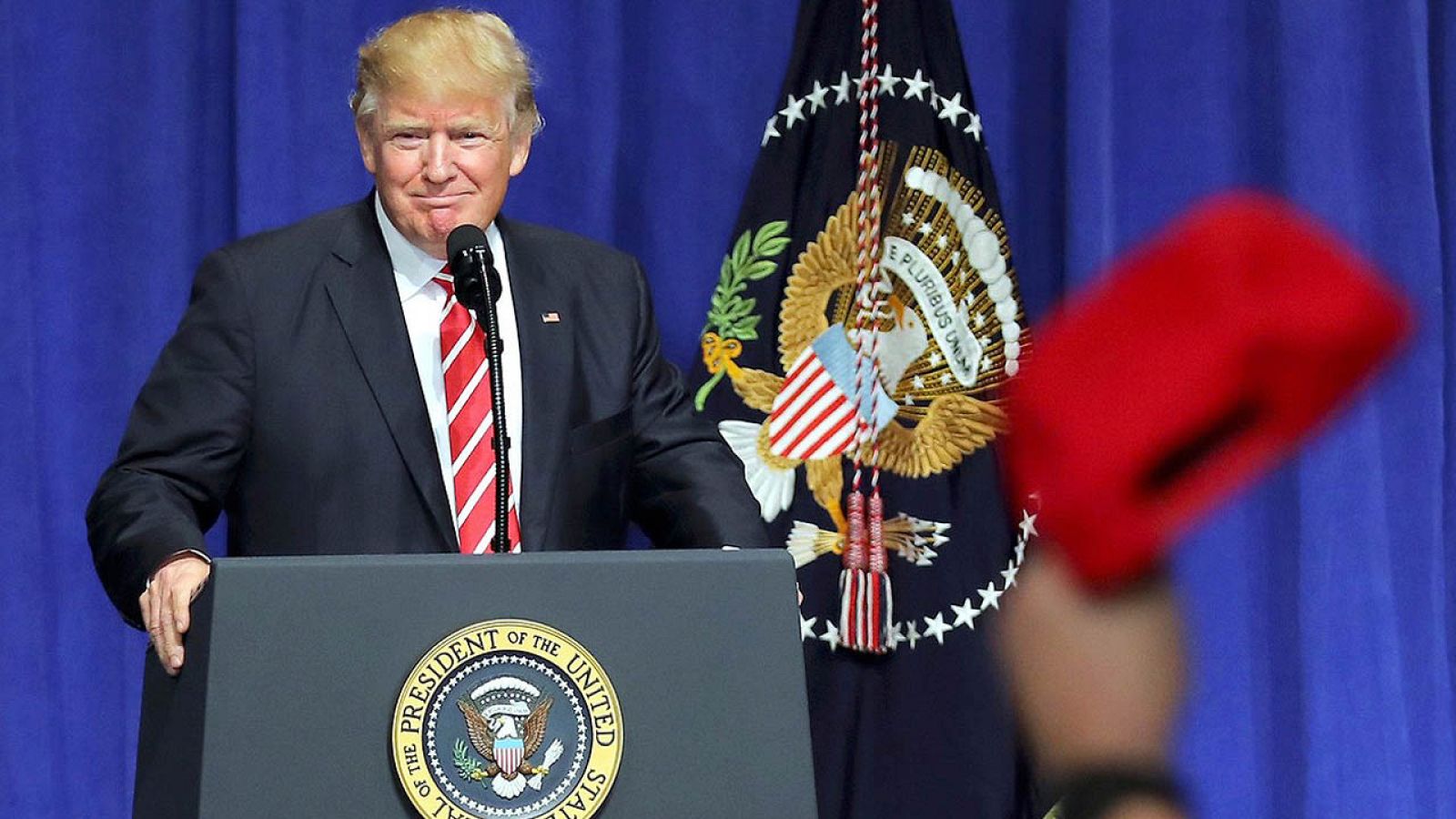 El presidente de EE.UU., Donald Trump, habla ante un grupo de militares en la base aérea de MacDill