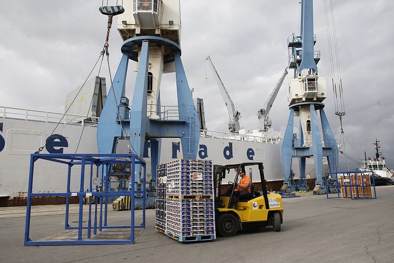 Los estibadores llaman a la huelga ante un "ERE encubierto" del Gobierno