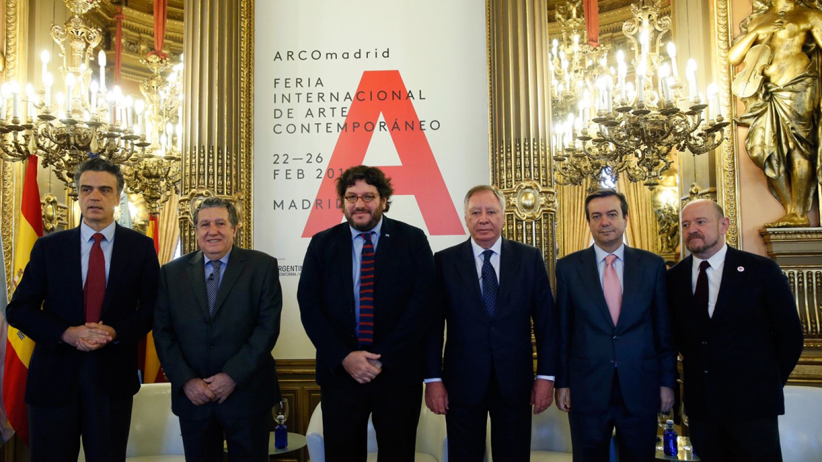 El ministro de Cultura argentino, Pablo Avelluto (3i); el presidente ejecutivo de IFEMA, Clemente González (3d); el embajador argentino en España, Federico Ramón Puerta (i); El director de Casa de América, Santiago Miralles (i); el director general
