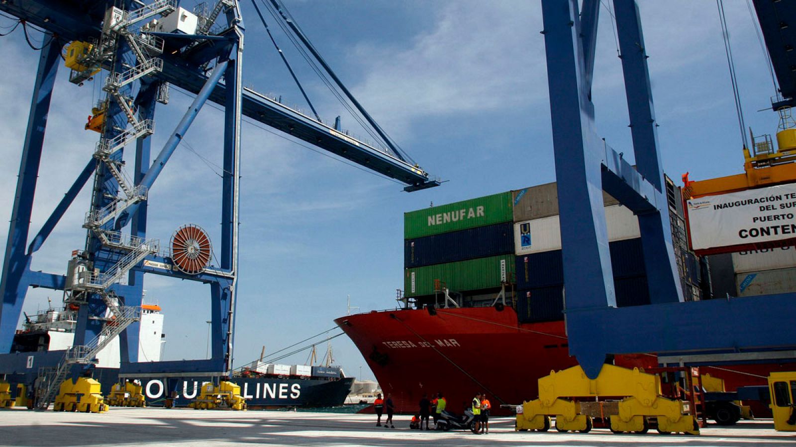 Vista general de la terminal de descarga de contenedores del puerto de Alicante en una imagen de archivo