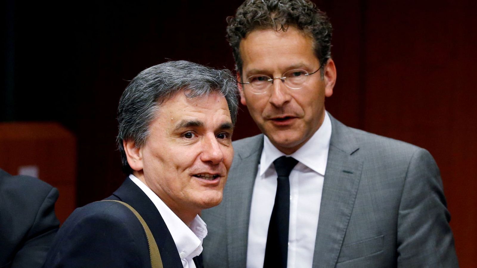 El ministro de Finanzas griego, Euclides Tsakalotos y el presidente del Eurogrupo, Jeroen Dijsselbloem (d).