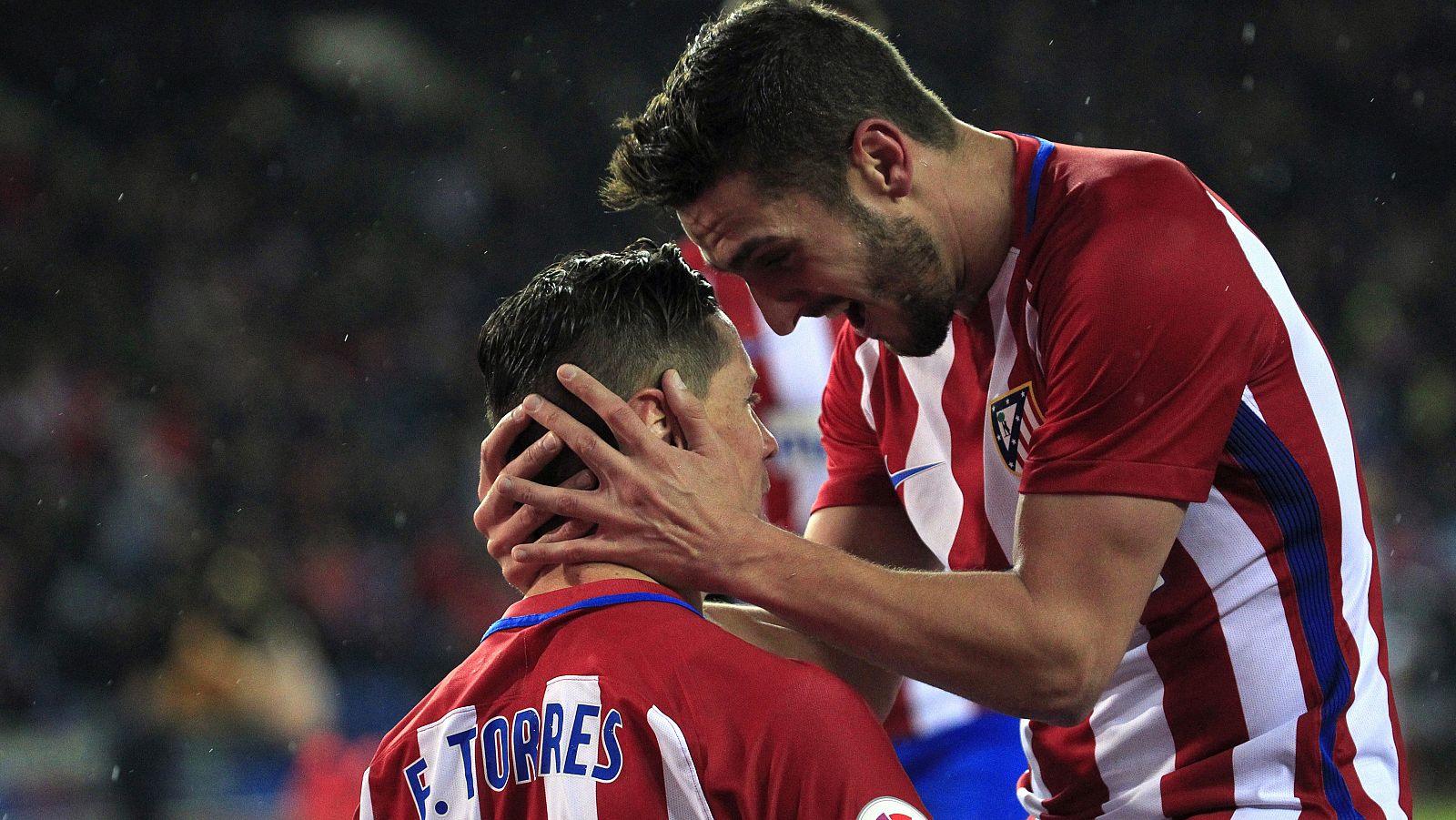 Koke felicita a Fernando Torres tras marcar ante el Celta.