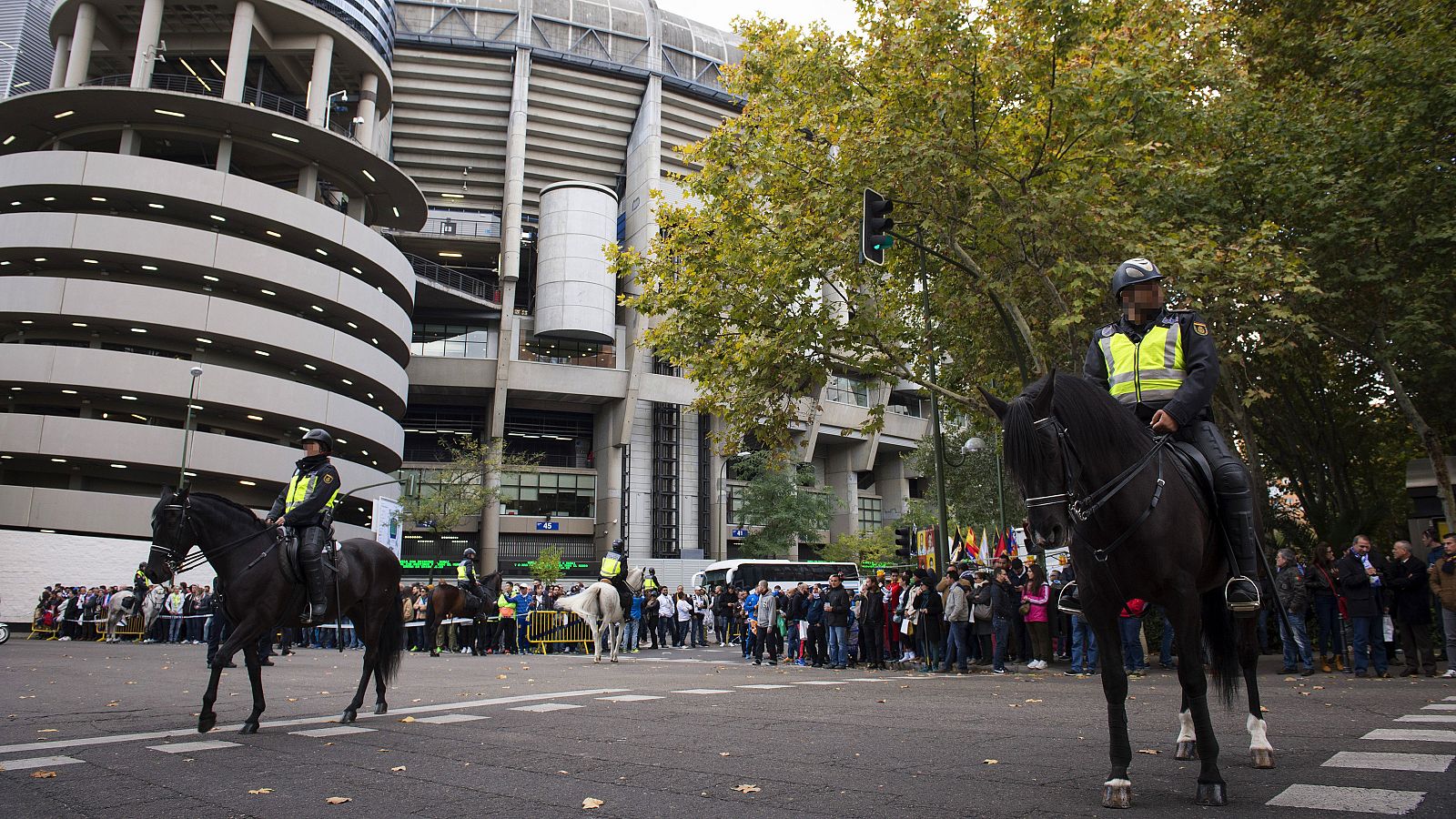 Policía en los aledaños del Bernabéu