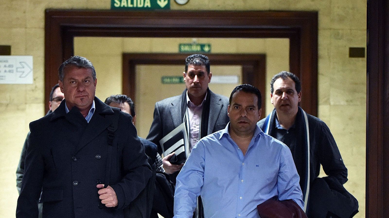 Los representantes de los estibadores a la salida de su reunión en Fomento