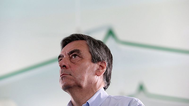 Fillon resiste la rebelión en sus filas que le piden que renuncia a la carrera al Elíseo