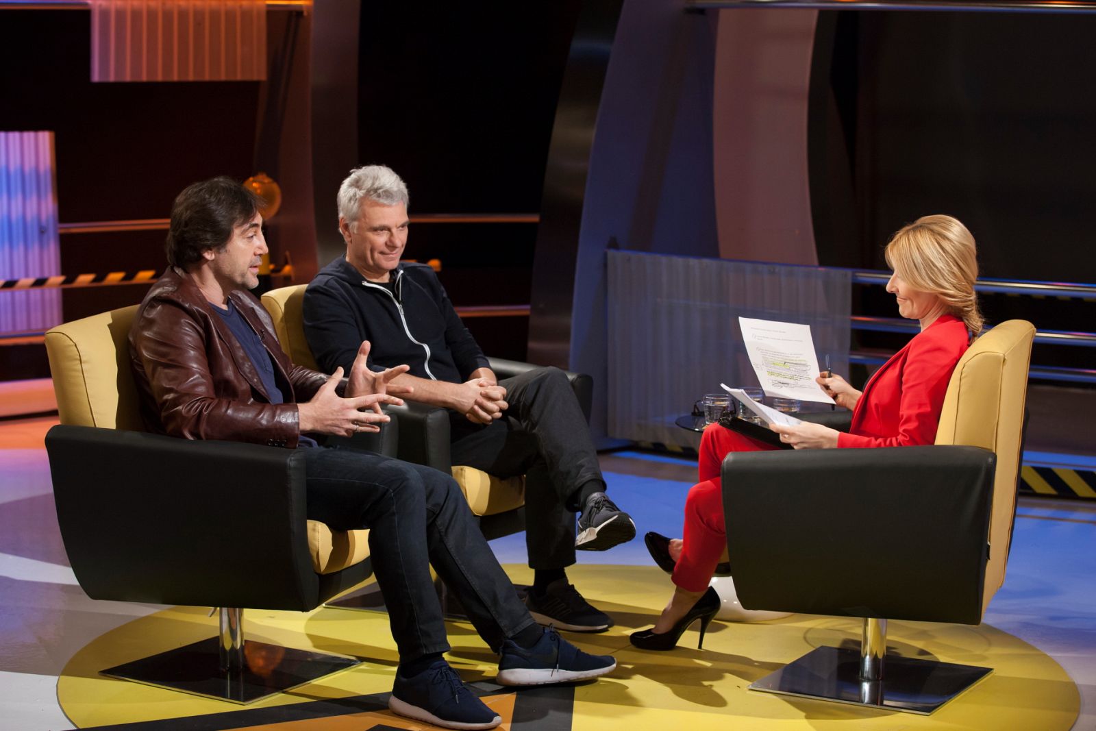 Javier Bardem y Carles Sans con Cayetana Guillén Cuervo en '¡Atencion Obras!'