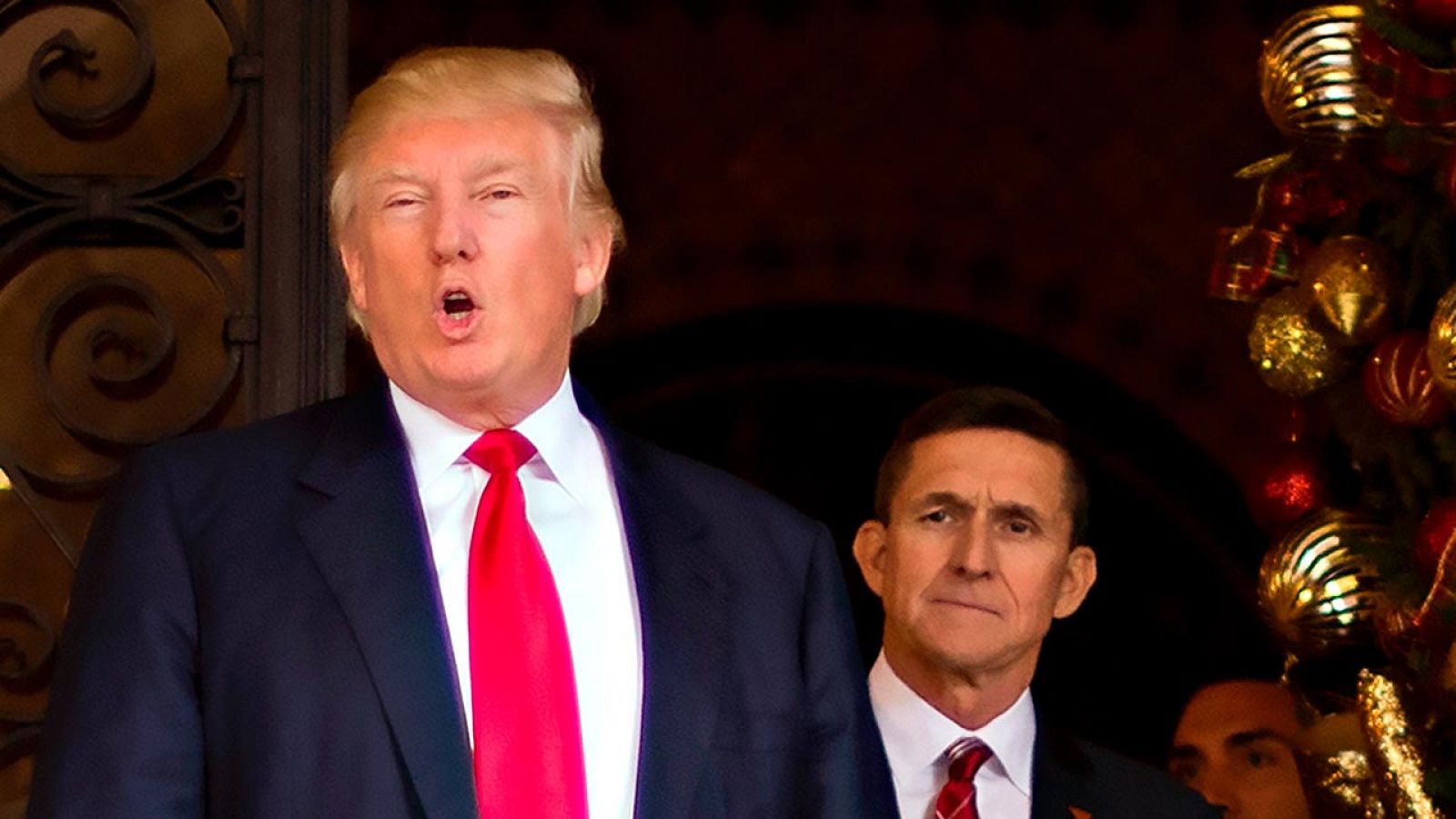 Donald Trump con el asesor dimitido, Michael Flynn, en una imagen de archivo