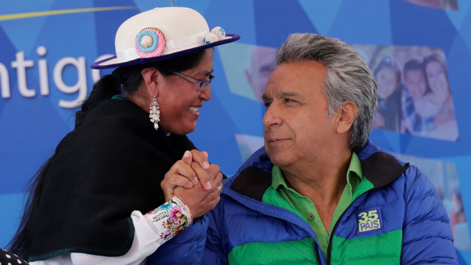 El candidato oficialista Lenin Moreno, del movimiento Alianza País, saluda en un mitin a una una miembro de la comunidad indígena de Quito.