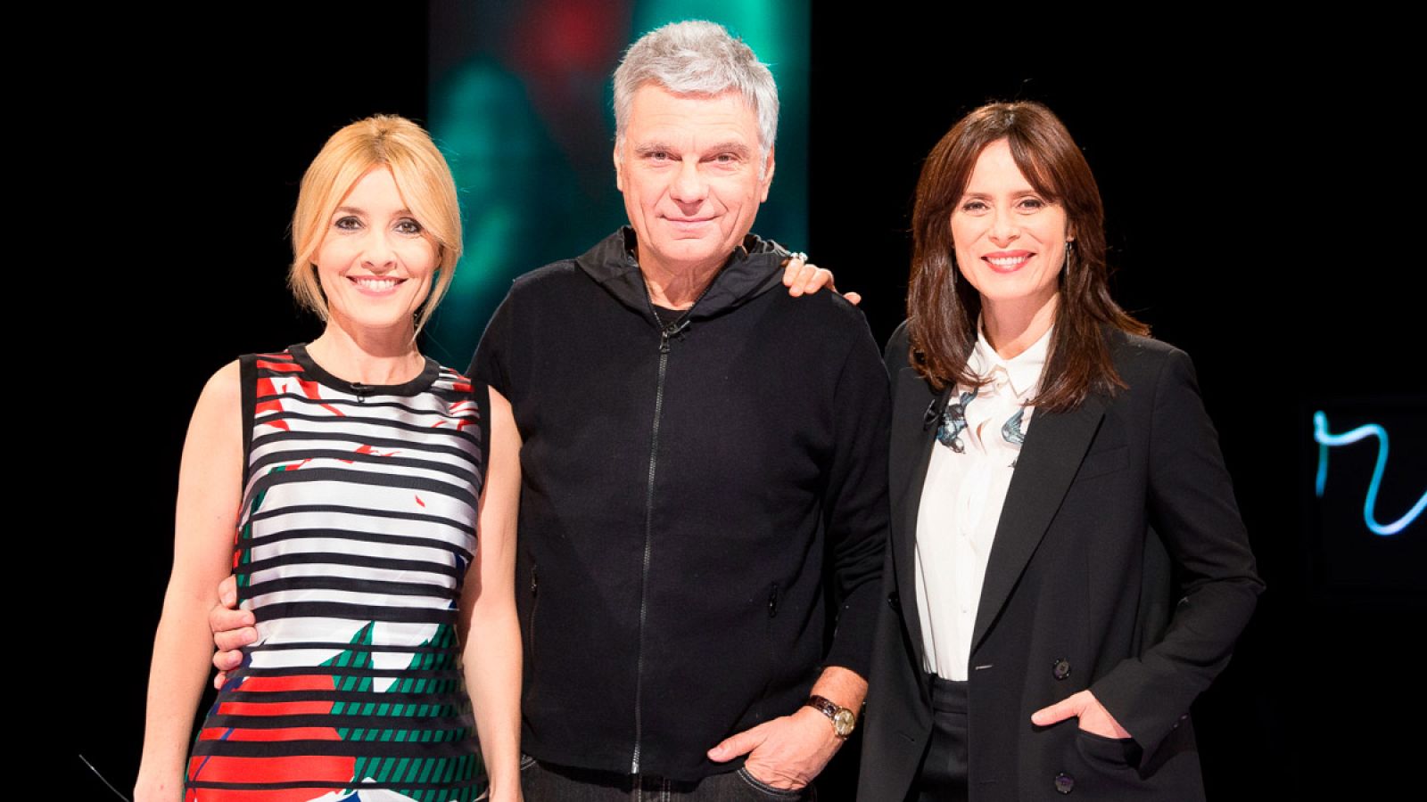 Cayetana Guillén Cuervo con Aitana Sánchez Gijón y Carles Sans