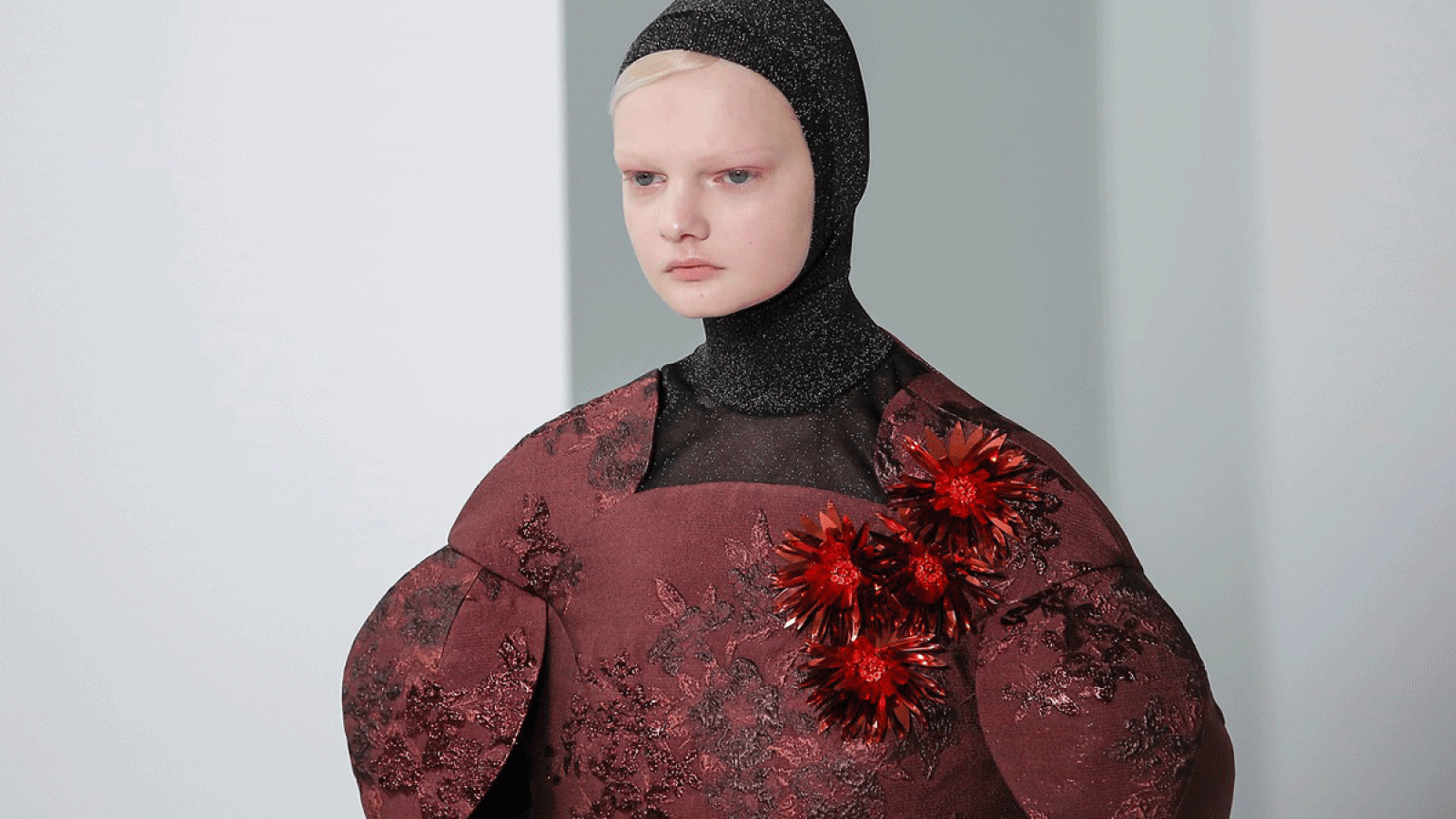 Los jerséis con capucha destacan en la propuesta de Delpozo.