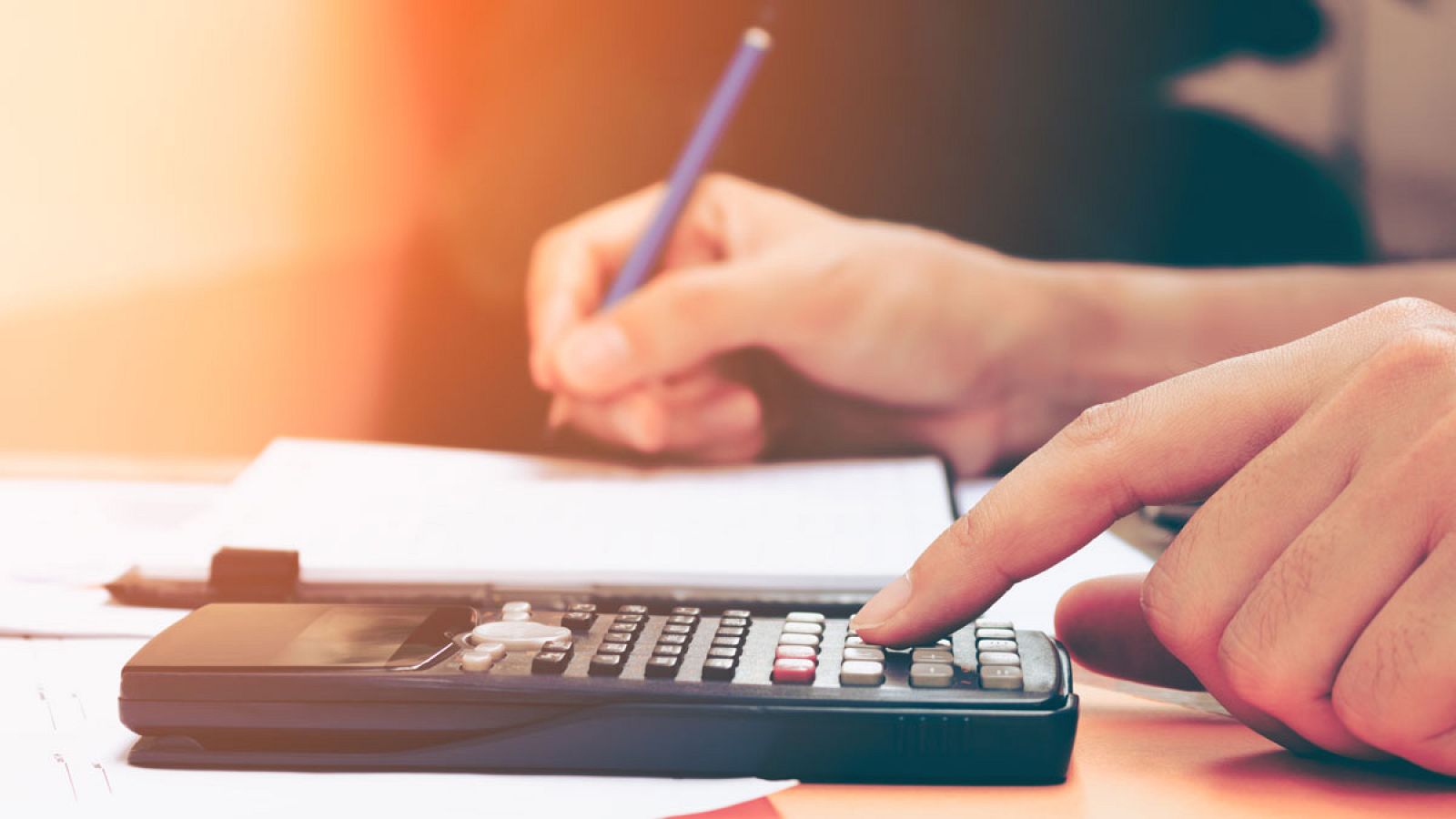 Un proveedor hace cuentas en una imagen de archivo