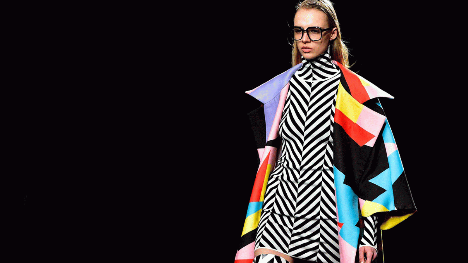 María Escoté propone vestirse con arte. EFE