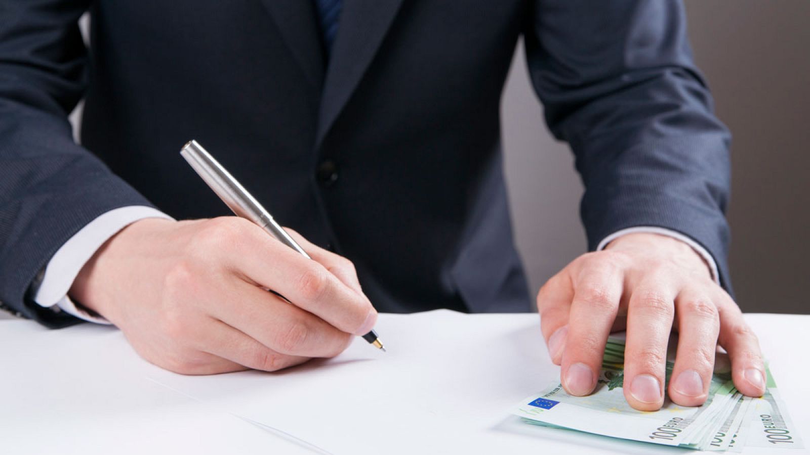 Firma de un documento de compraventa