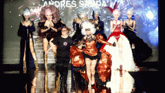 Victoria Abril 'revoluciona' el desfile de Andrés Sardá