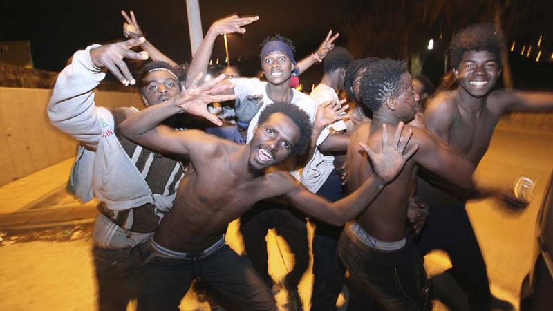 Unos 350 inmigrantes entran en Ceuta en un nuevo salto masivo al vallado