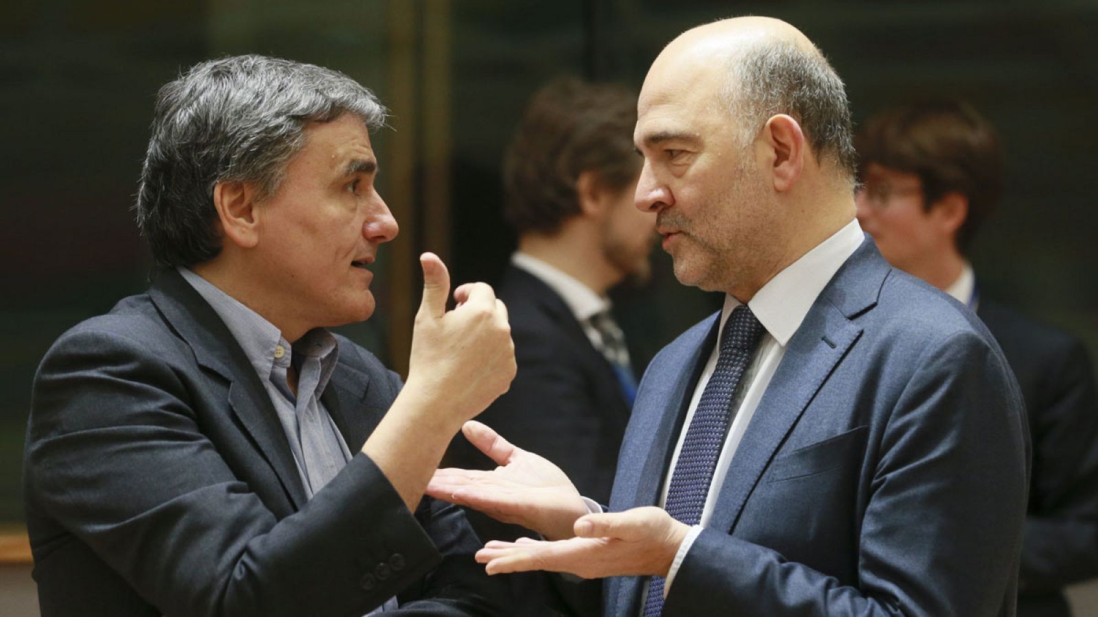 El comisario europeo de Asuntos Económicos y Monetarios, Pierre Moscovici, conversa con el ministro griego de Finanzas, Euclides Tsakalotos