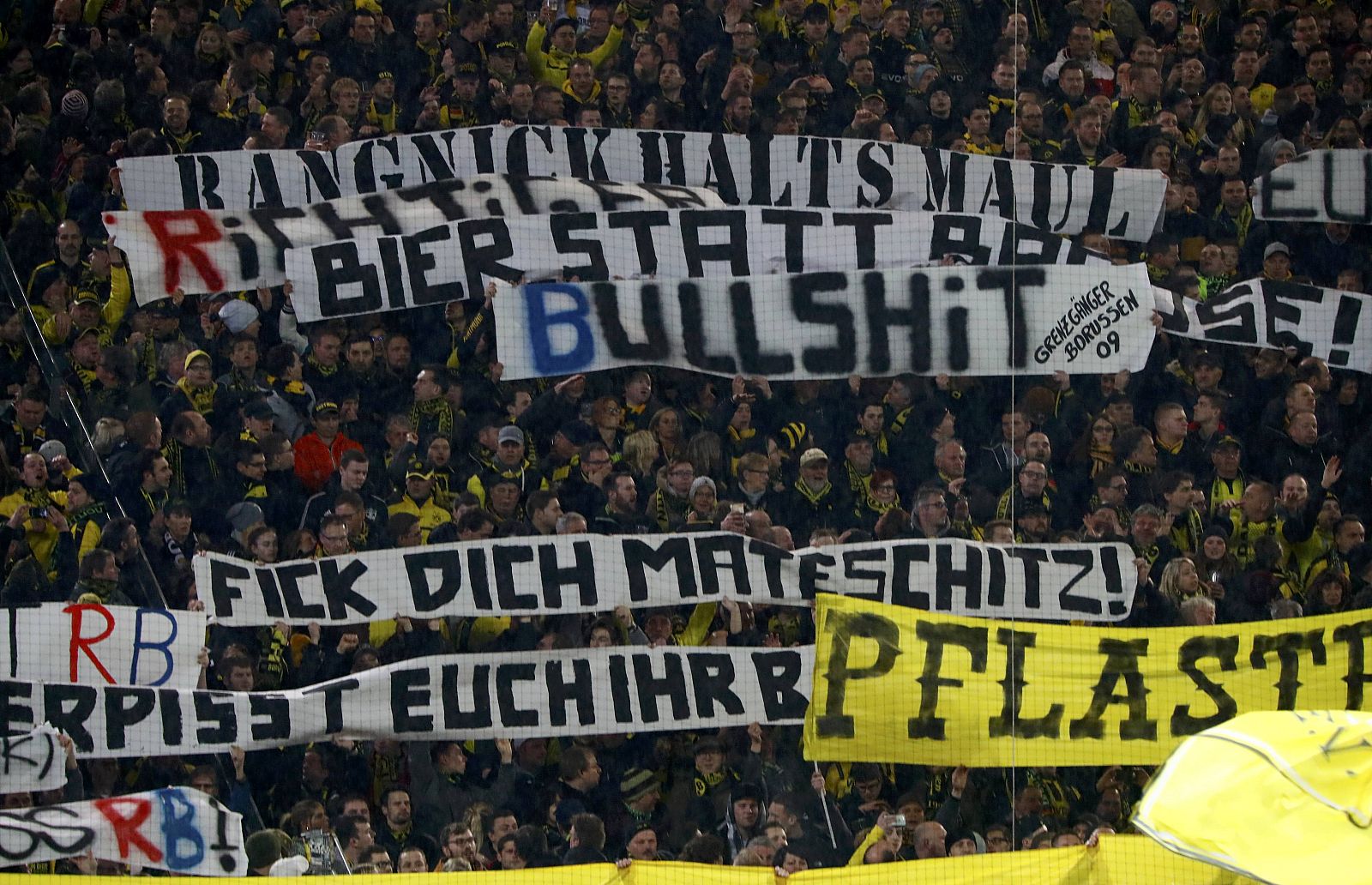 Pancartas de protesta contra el Leipzig en las gradas del Borussia Dortmund