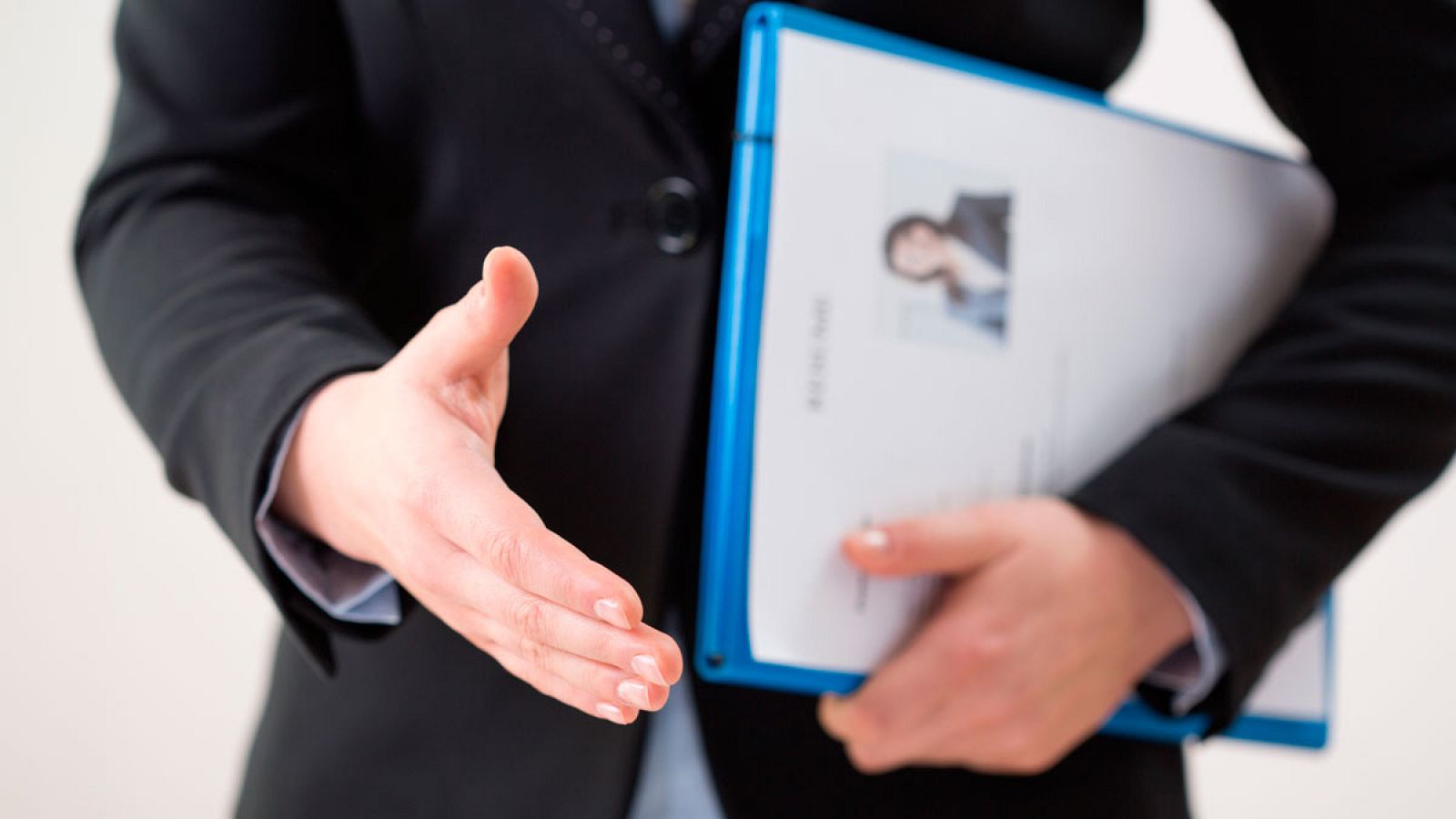 Una mujer busca empleo con su currículum