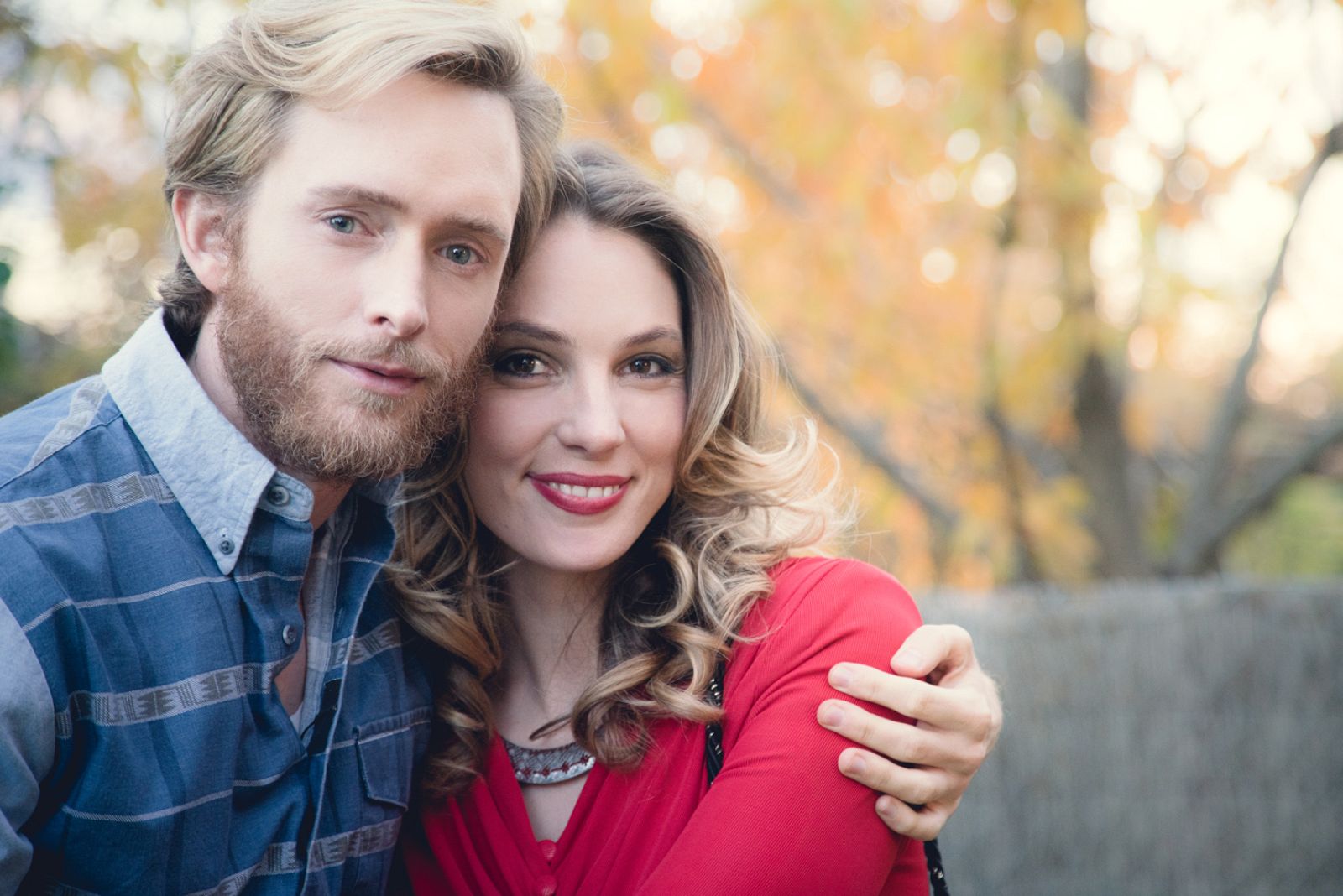 Toni (Pablo Rivero) vuelve con nueva novia, Déborah (Paloma Bloyd)