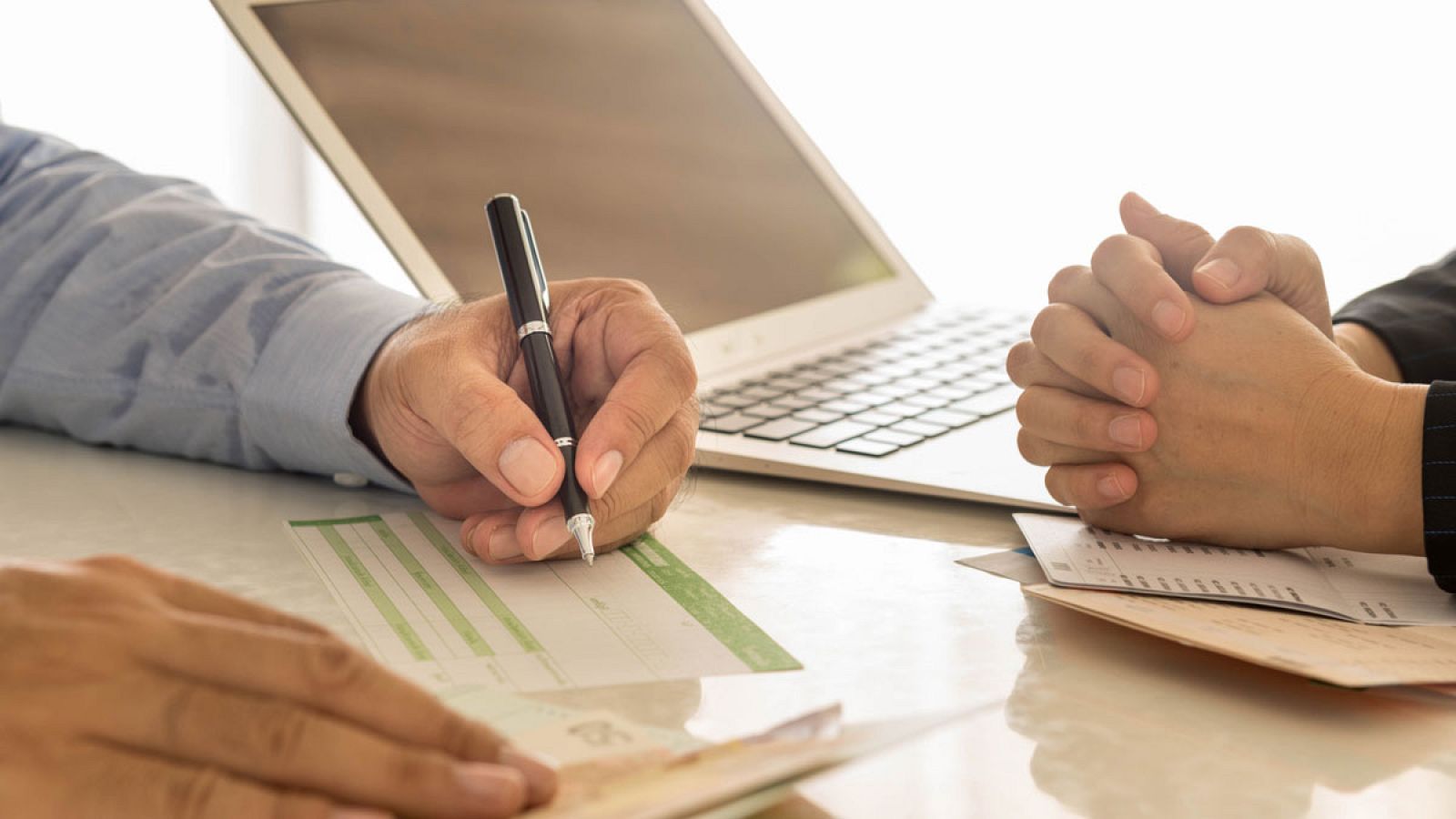 Un trabajador de banca atendiendo a un cliente