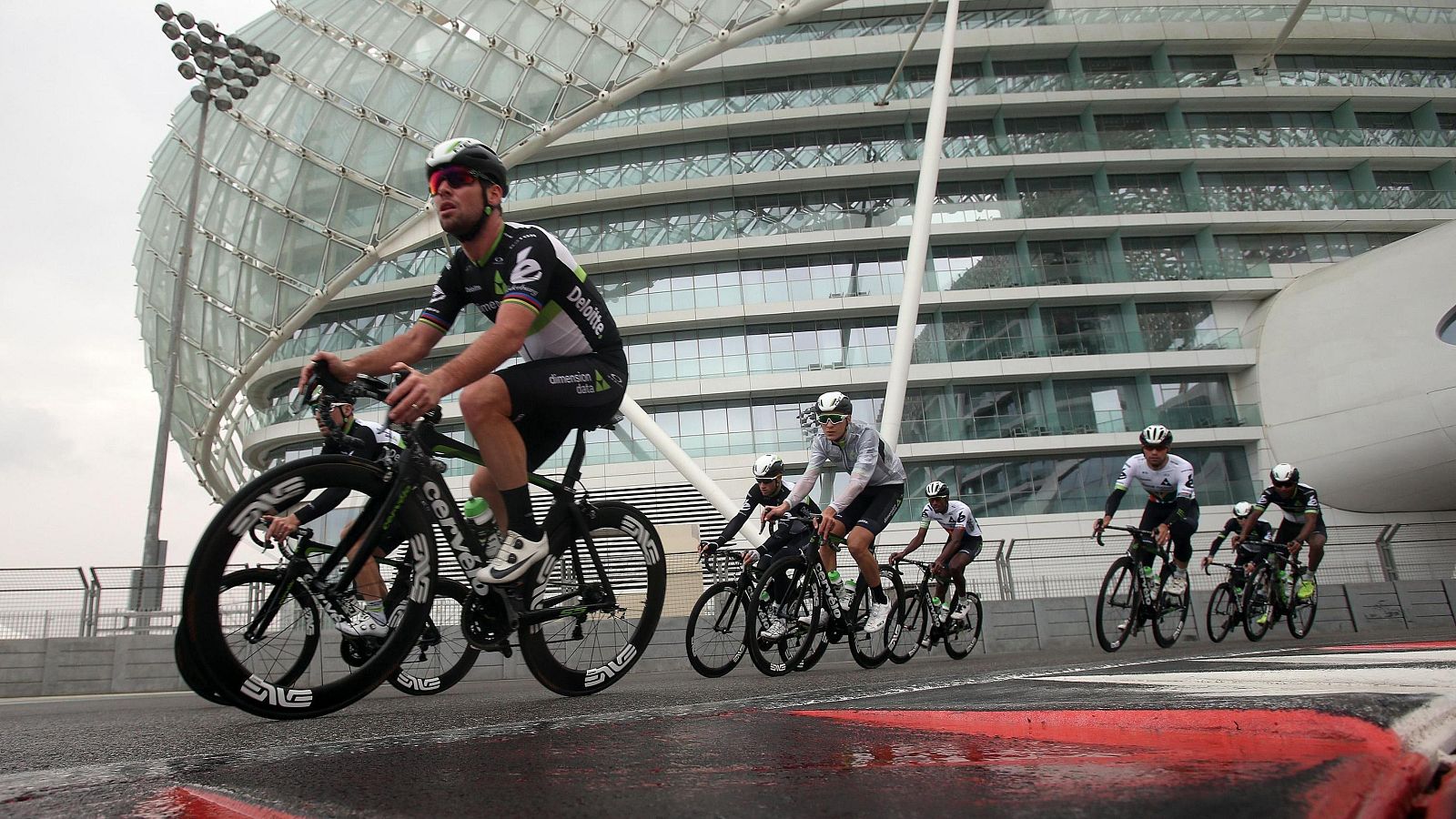 Cavendish estrena liderato en Abu Dabi