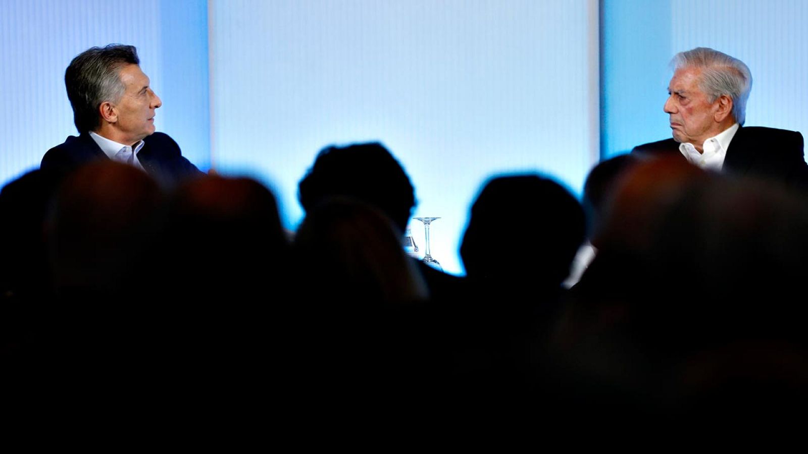 El presidente argentino, Mauricio Macri, durante su diálogo con el escritor Mario Vargas Llosa en Madrid