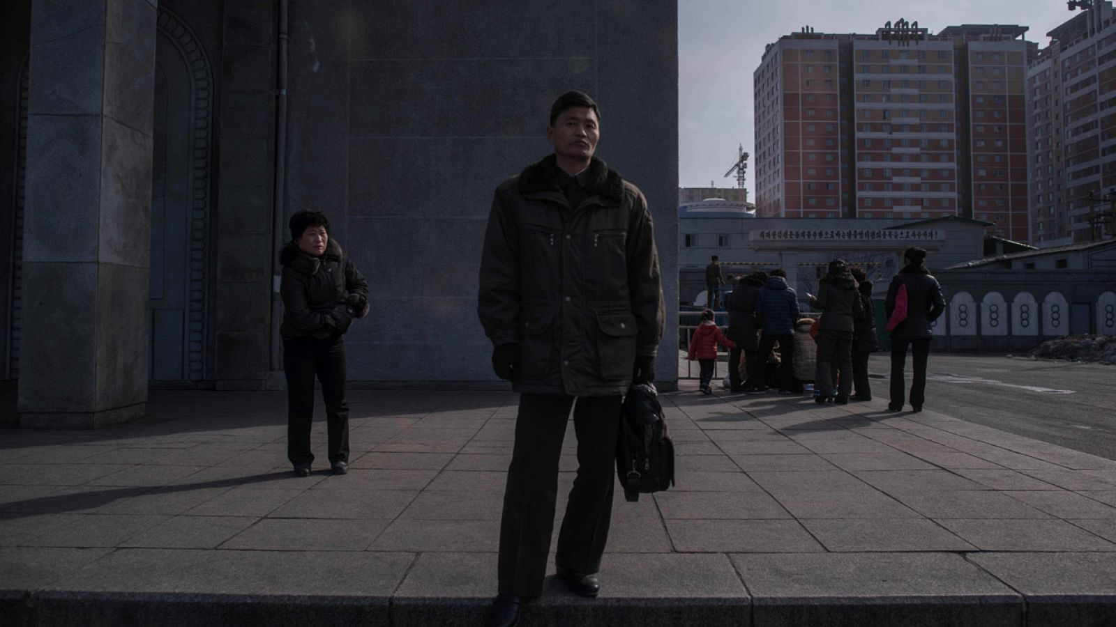 Un ciudadano norcoreano fotografiado junto a un aestación de metro en Pyongyang