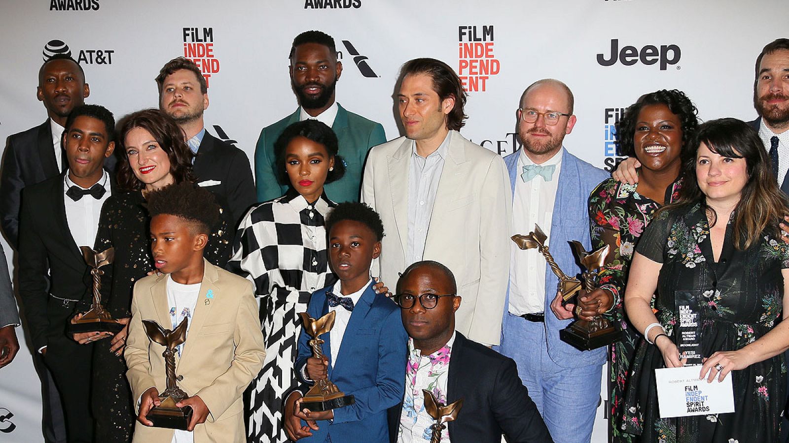 El equipo de 'Moonlight' posa en los premios Spirit tras lograr seis galardones