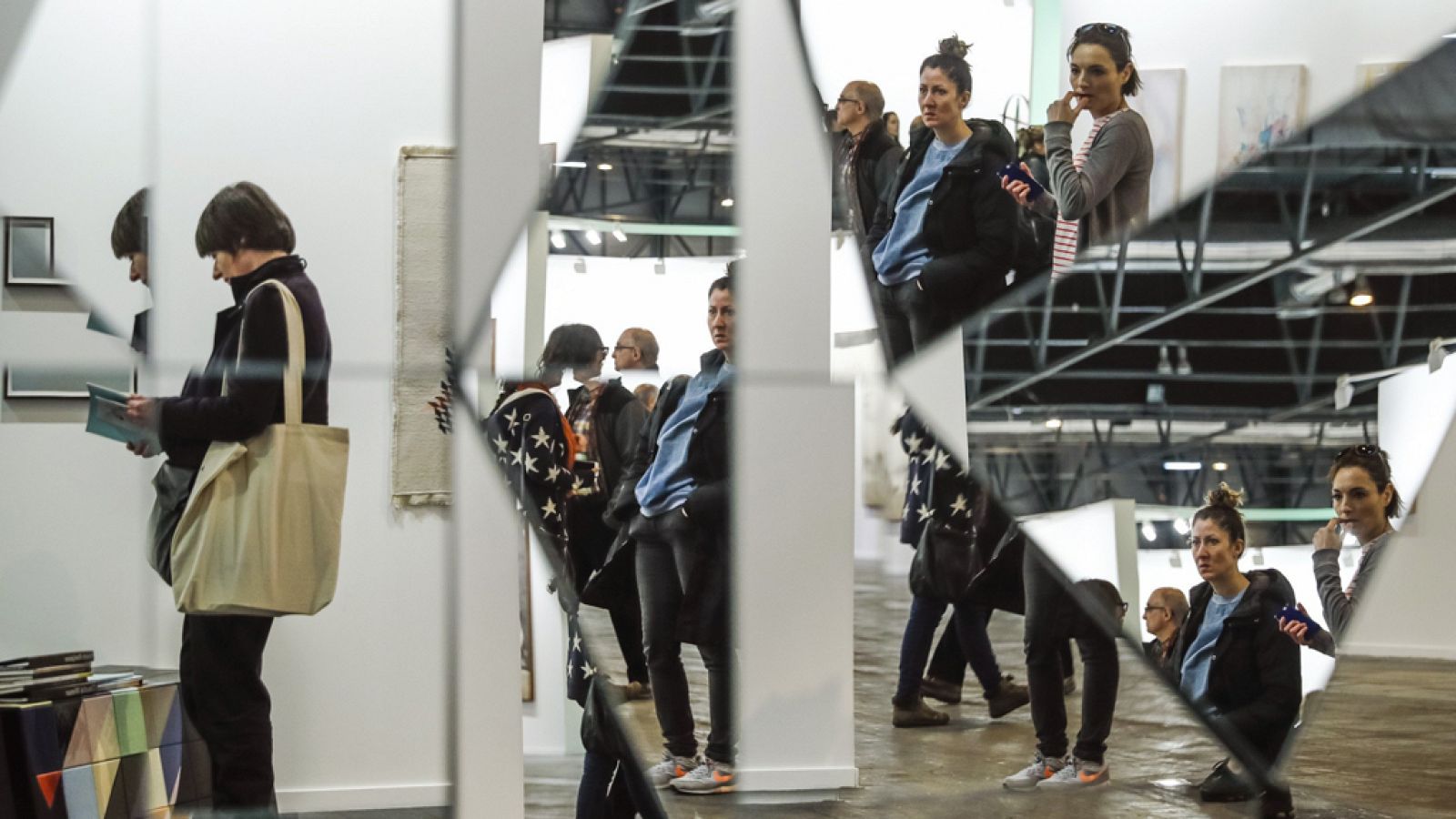 Visitantes de una de las galerías de ARCO en esta 36 edición.