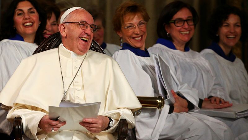 El papa Francisco pide que católicos y anglicanos refuercen sus lazos en una visita histórica