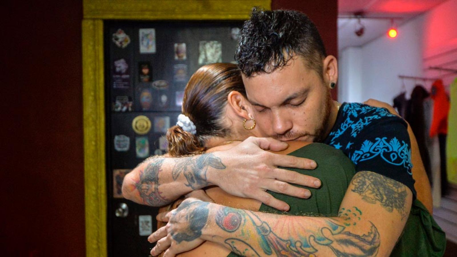 El hijo de Ismael Enrique Arciniegas se abraza a otro familiar