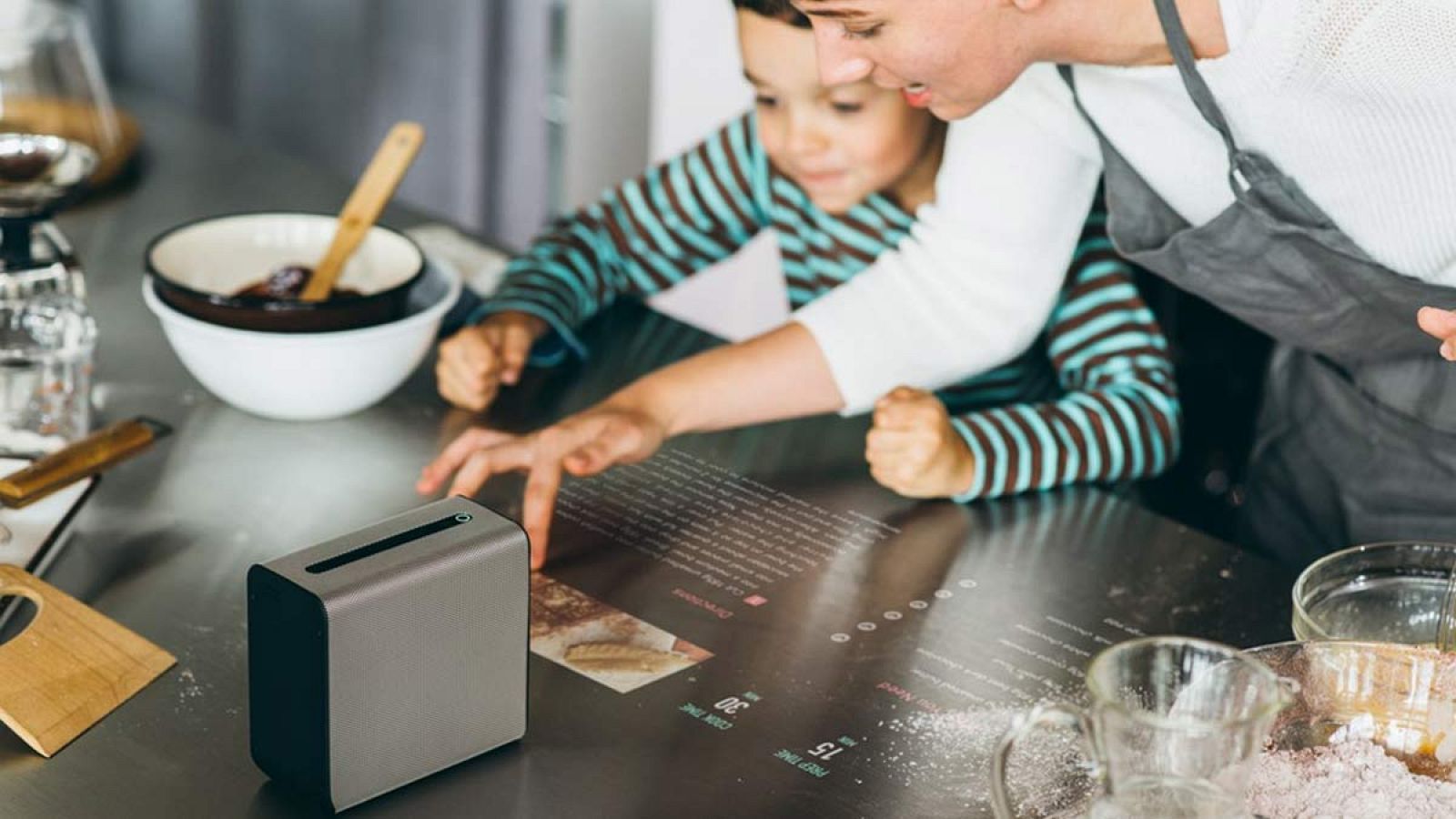 La pantalla proyectada tiene una resolución 1366 x 768 HD y es táctil hasta las 23 pulgadas.