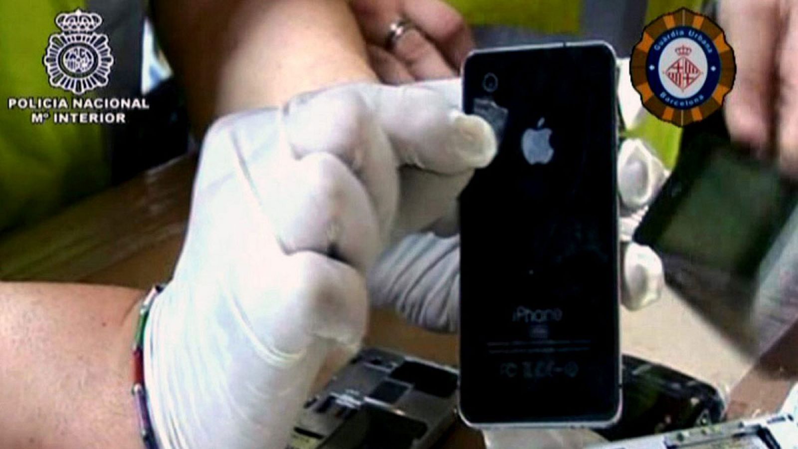 Imagen de archivo facilitada por la Policía Nacional de la incautación de un teléfono falsificado